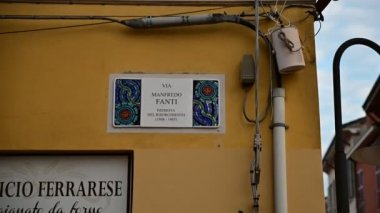 Ravenna, İtalya 'da sokak tabelası olan bir bina görüntüsü.