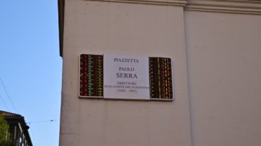 ev cephesi ve sokak tabelası, Ravenna, İtalya
