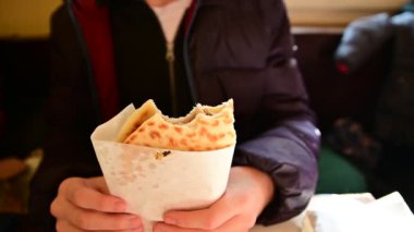 Şahsen lezzetli tacoların videosu, ısırılmış fast food tutan kadın.  