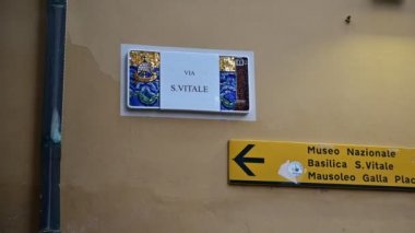 Ravenna 'da sokak tabelası olan bir bina görüntüsü.