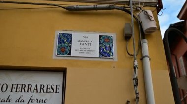 Ravenna, İtalya 'da sokak tabelası olan bir bina görüntüsü.