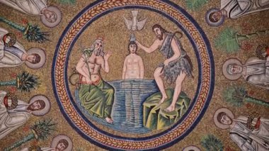 Sant Apollinare Nuovo, Ravenna, İtalya 'nın ilk Hıristiyan mozaiği, video