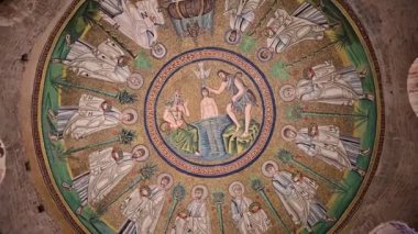 Sant Apollinare Nuovo, Ravenna, İtalya 'nın ilk Hıristiyan mozaiği, video