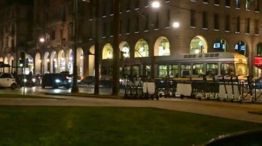 Sürücü koltuğundan gece görüntüsü. Trafik ışıklarında arabalar durdu.. 