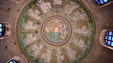 Sant Apollinare Nuovo, Ravenna, İtalya 'nın ilk Hıristiyan mozaiği, video