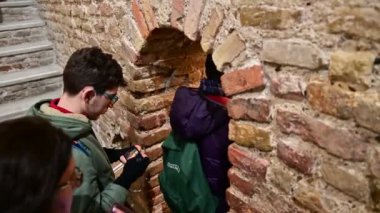 Ravenna, İtalya - Aralık 2019 San Franceso Bazilikası 'nın tarihi merkezinde çok özel bir mahzen var.