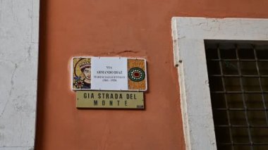 ev cephesi ve sokak tabelası, Ravenna, İtalya