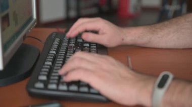 Bilgisayar klavyesinde yazan erkek ellerini kapat, evden çalış, video kaydet