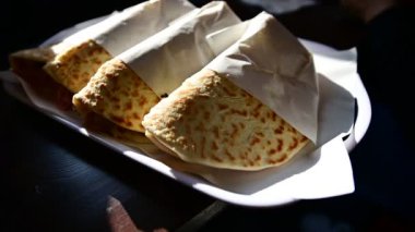 Tortilla 'da pişmiş lezzetli taco videosu, tepside yemek.