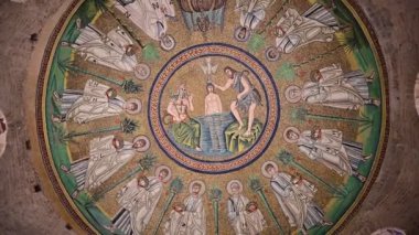 Sant Apollinare Nuovo, Ravenna, İtalya 'nın ilk Hıristiyan mozaiği, video
