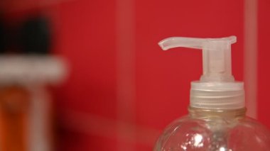Virüs ve bakteri bulaşmasını önlemek için dezenfektan jeli kullanın. 
