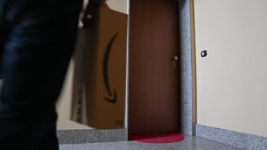 Kurye teslimat paketini düz kapıya getiriyor, video. 