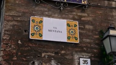 ev cephesi ve sokak tabelası, Ravenna, İtalya