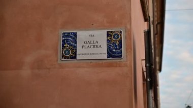 Ravenna 'da sokak tabelası olan bir bina görüntüsü.