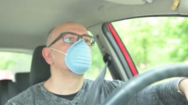 Vídeo Hombre Adulto Calvo Gafas Conducción Coche Con Máscara Médica — Vídeo de stock