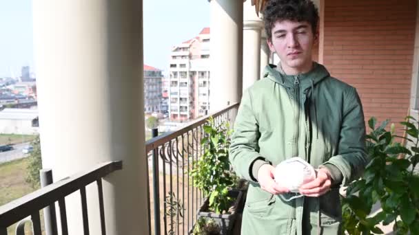 Turin Italien Februar 2020 Ein Braunhaariger Und Lockiger Kaukasischer Junge — Stockvideo