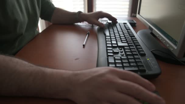 Primer Plano Las Manos Masculinas Escribiendo Teclado Del Ordenador Trabajo — Vídeos de Stock