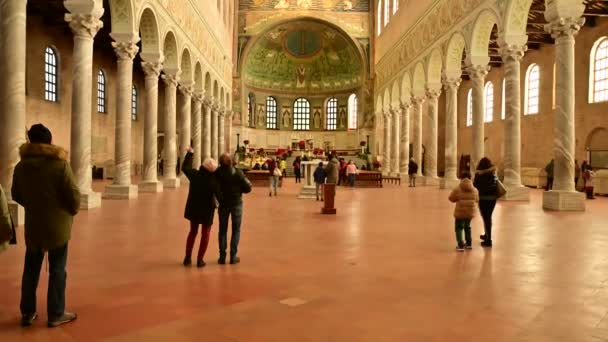 Ravenna Olaszország Emberek Sant Apollinare Nuovo Bazilikában Videó — Stock videók