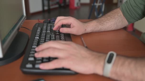 在电脑键盘上打字的男性小手合拢 在家工作 — 图库视频影像
