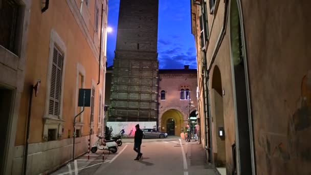 意大利拉文纳 2019年12月 倾斜的市民塔的夜间镜头 中世纪的塔楼 因其明显的倾角而引人注目地经过 这个基地已经用金属笼加固了 — 图库视频影像