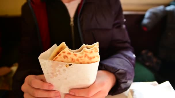 Wideo Smaczne Tacos Rękach Kobieta Trzyma Gryzione Fast Food — Wideo stockowe