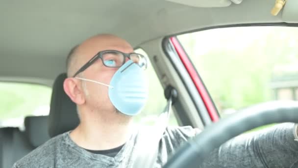 車を運転して医療用マスクを着てコロナウイルスの概念を — ストック動画