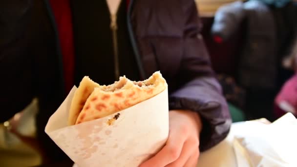 Wideo Smaczne Tacos Rękach Kobieta Trzyma Gryzione Fast Food — Wideo stockowe