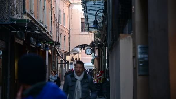 イタリア ラヴェンナの町の通りと歩行者 ビデオ — ストック動画