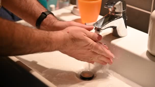 Hombre Caucásico Lavándose Las Manos Con Agua Jabón Para Evitar — Vídeo de stock