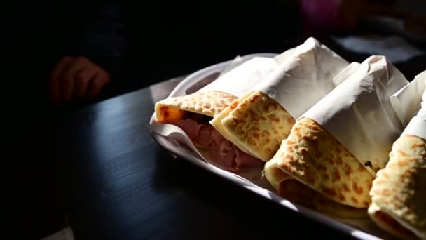 Videó Főtt Ízletes Taco Tortilla Élelmiszer Tálcán Asztalon — Stock videók
