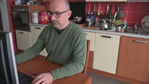 科罗纳病毒大流行 白人男子在家里厨房工作 — 图库视频影像