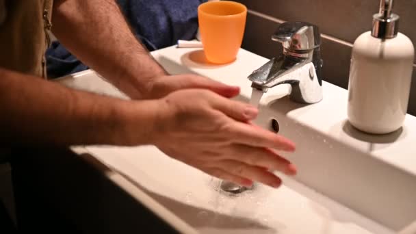 Белый Мужчина Моет Руки Мылом Водой Предотвратить Вирусную Инфекцию — стоковое видео