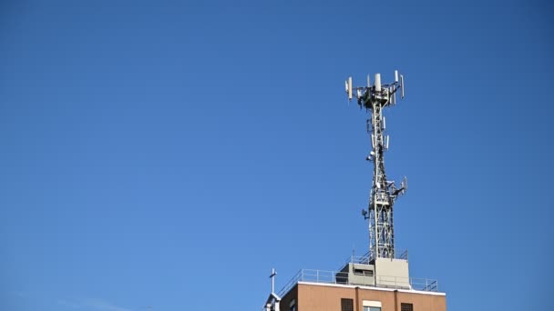 Aufnahmen Einer Mobilfunkantenne Auf Dem Dach Eines Gebäudes Sonniger Tag — Stockvideo