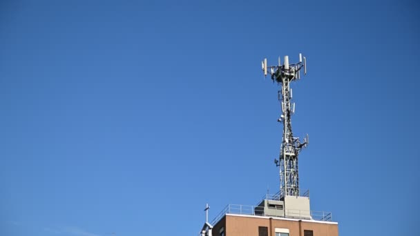 Filmación Antena Red Celular Techo Edificio Día Soleado Movimiento Vertical — Vídeo de stock