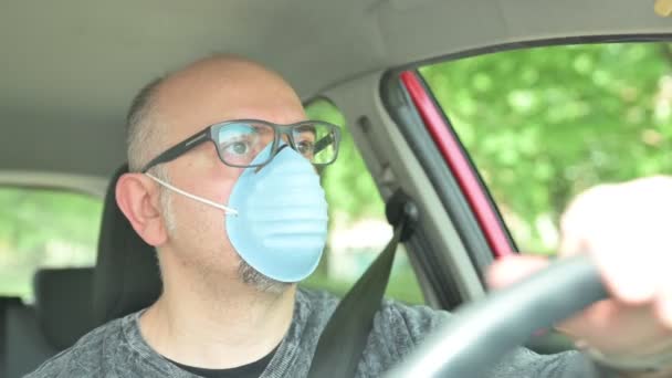 Vídeo Hombre Adulto Calvo Gafas Conducción Coche Con Máscara Médica — Vídeo de stock