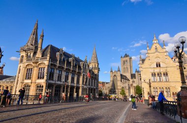 Gent, Belçika, Ağustos 2019. Tarihi merkezde, şehrin en güzel manzaralarından biri olan St Michael Köprüsü. San Nicola Kilisesi 'ne doğru. İnsanlar manzaranın tadını çıkarmak için durur..