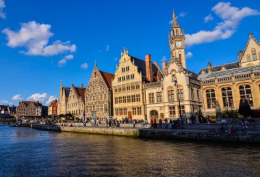 Gent, Belçika, Ağustos 2019. Nefes kesici şehir manzarası: St. Michael Köprüsü 'nden Graslei Kanalı' ndaki caddeye kadar. Şehirdeki en güzel kartpostallardan biri. İnsanlar izlemek için durur..