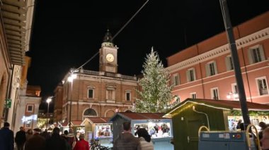 Ravenna, İtalya. Aralık 2019. Geceleri meydandaki insanlar, Noel ağacı, video