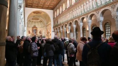 Aralık 2019, Ravenna, İtalya, Sant Apollinare Nuovo Bazilikası, Turist Kilisesi iç mimarisi, video