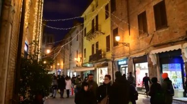 Ferrara, İtalya - Aralık 2019 Via delle arcate 'in gece görüntüleri kaldırımlı sokak ve kemerlerle karakterize edilmiştir. Ortaçağ cazibesini koruyan eski bir cadde. Birkaç gezinti.