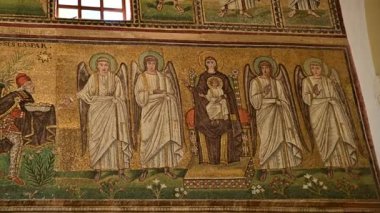 Aralık 2019, Ravenna, İtalya, Sant Apollinare Nuovo Bazilikası, kilise içi, video
