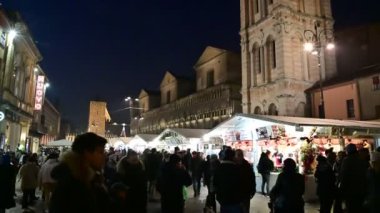 Ferrara, İtalya - Aralık 2019 Via delle arcate 'in gece görüntüleri kaldırımlı sokak ve kemerlerle karakterize edilmiştir. Ortaçağ cazibesini koruyan eski bir cadde. Birkaç gezinti.