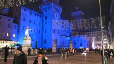Ferrara, İtalya - Aralık 2019 Via delle arcate 'in gece görüntüleri kaldırımlı sokak ve kemerlerle karakterize edilmiştir. Ortaçağ cazibesini koruyan eski bir cadde. Birkaç gezinti.