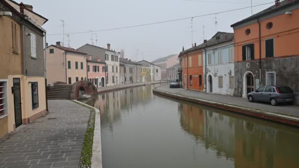 Comacchio Itálie Prosinec 2019 Statické Střílení Pěkném Kanálu Domy Odrážejí — Stock video