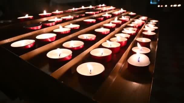 Kilisedeki Adak Mumları Sıcak Işık Gözleri Çeker Bir Isınmak Için — Stok video