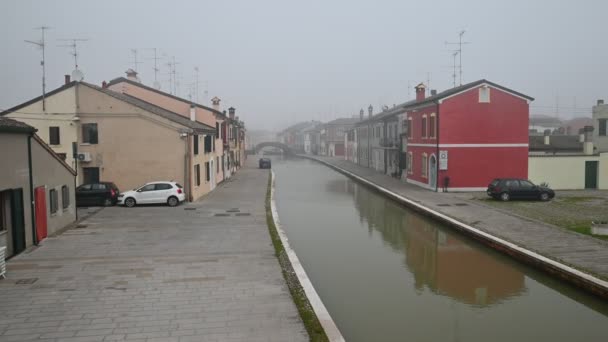 意大利科马乔 2019年12月 一条漂亮运河上的静态射击 房屋反映在水中 运河在房屋和雾之间蜿蜒曲折 — 图库视频影像