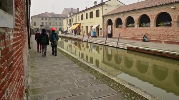 Comacchio Itálie Prosinec 2019 Statické Střílení Pěkném Kanálu Domy Odrážejí — Stock video