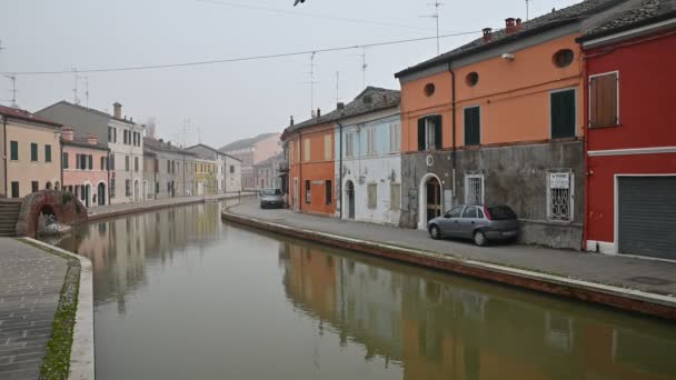 Comacchio Itálie Prosinec 2019 Statické Střílení Pěkném Kanálu Domy Odrážejí — Stock video