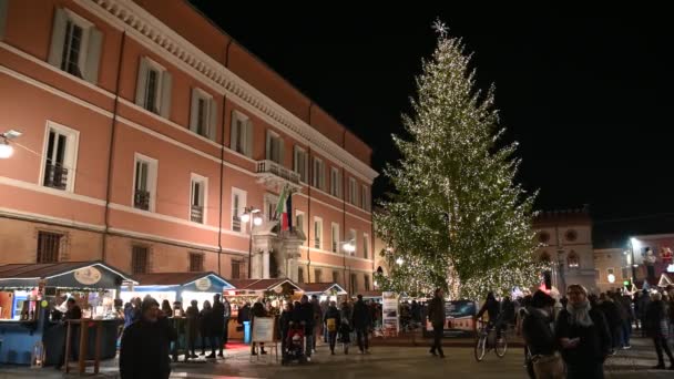 Ravenna Itália Dezembro 2019 Pessoas Praça Noite Árvore Natal Vídeo — Vídeo de Stock