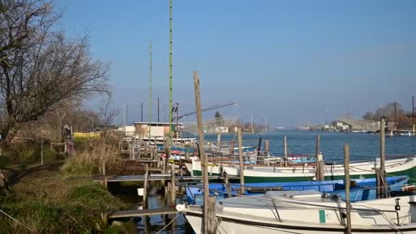 Diciembre 2019 Ravenna Italia Río Ondulación Agua Azul Con Barcos — Vídeos de Stock
